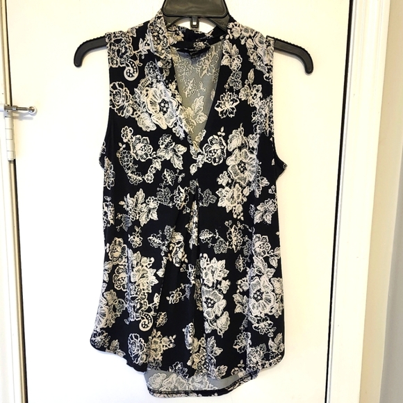 🔥SALE Black and Creme Floral Print Blouse - Picture 2 of 3